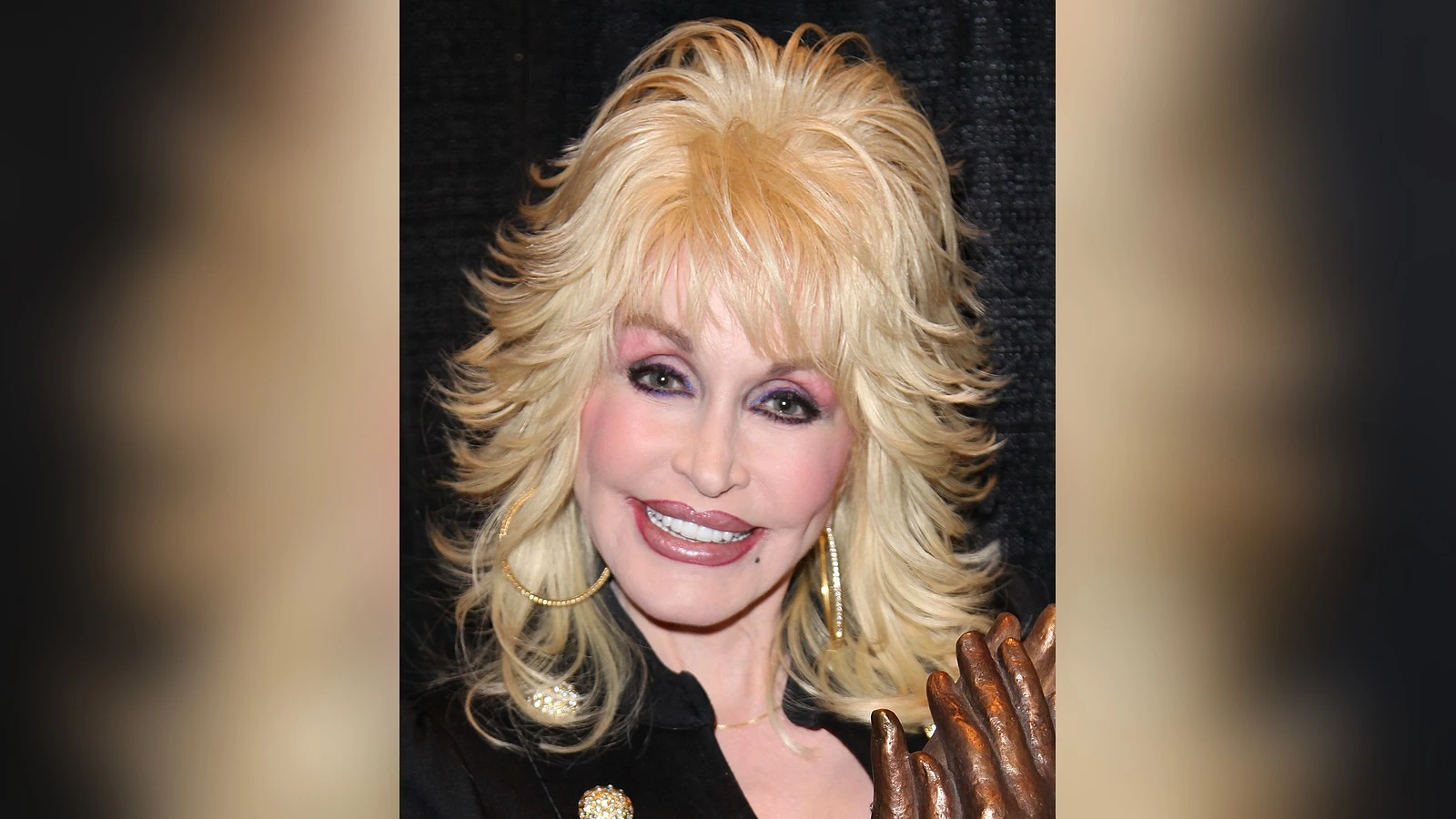 Dolly Parton accepting the Liseberg Applause Award, 2010